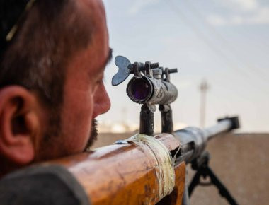 Εξοργιστικό Βίντεο: Ισλαμιστής ελεύθερος σκοπευτής γελά ενώ πυροβολεί γυναίκα